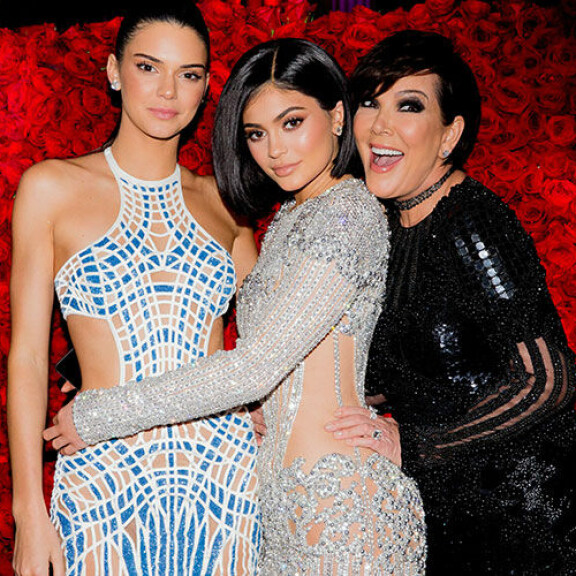 Siskokset Kendall ja Kylie, sekä äiti Kris Jenner. Kendall Kylie Kris Jenner