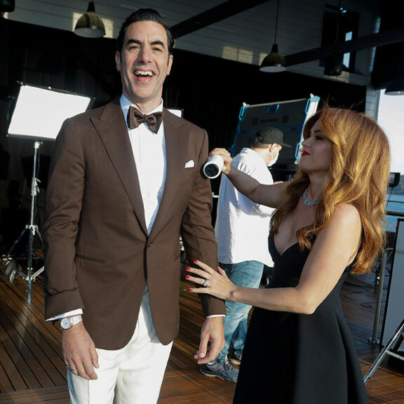 Isla intoutui myös siistimään koomikko Sacha Baron Cohenin ulkomuotoa ennen kameroiden eteen astumista. Sacha Baron Cohen Isla Fisher