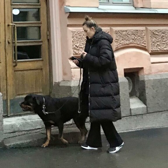Viikon Kääk!-juorut: Martina Aitolehti räpläsi ökykännykkää – julkkiskaunottaren rähinällä kohauttanut Nela-koira letkeällä tuulella Martina Aitolehti