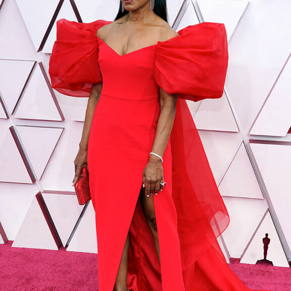 Näyttelijä Angela Basset oli valinnut ylleen näyttävät puhvihihat. Angela Basset