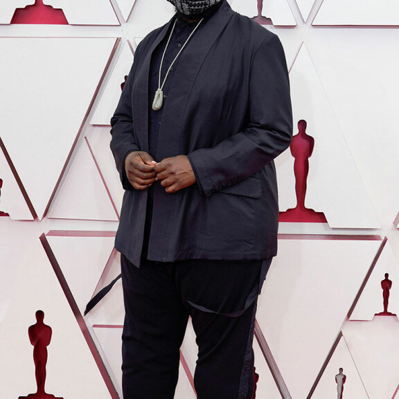 Rumpali oli valinnut punaiselle matolle jalkaansa kultaiset Crocs-kengät. Questlove
