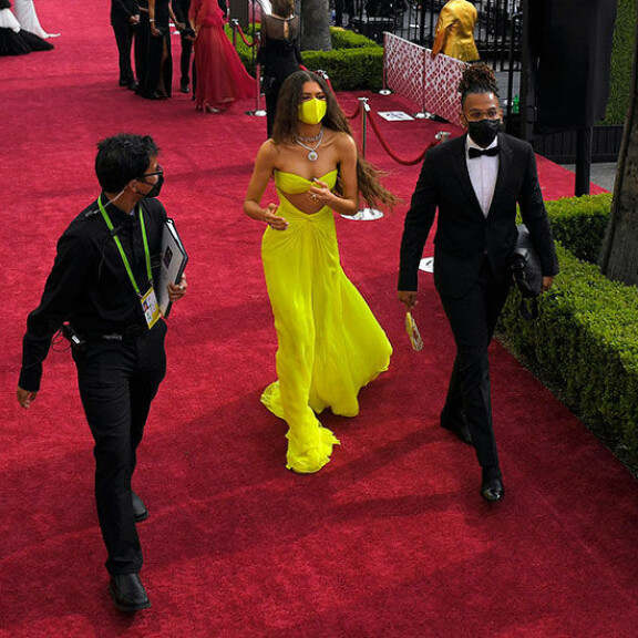 Zendaya Coleman oli valinnut ylleen kirkkaankeltaisen iltapuvun, sekä maskin sävy sävyyn. Zendaya