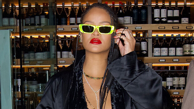 Seksikkäästi ravintolassa: Rihanna paljastaa muotonsa läpinäkyvässä pitsitopissa - tästäkö kesähitti myös Suomeen? Rihanna