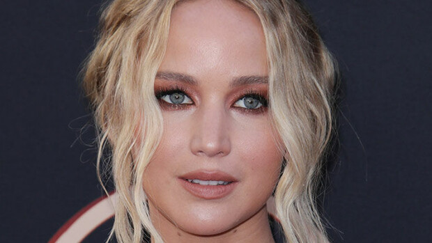 Julkisuutta välttelevä Oscar-palkittu Jennifer Lawrence harvinaisissa yhteiskuvissa aviomiehensä kanssa - tiukat housut kruunaavat tyylin! Jennifer Lawrence