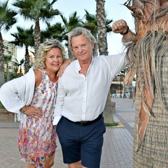 Parhaillaan Pepe keikkailee Aurinkorannikolla mukanaan vaimo Pauliina Visuri. Jos talous antaisi myöten, Pepe muuttaisi mielellään Espanjaan. – Fuengirola on mukava paikka, olen käynyt täällä 1980-luvulta asti. Parhaillaan Pepe keikkailee Aurinkorannikolla mukanaan vaimo Pauliina Visuri. Jos talous antaisi myöten, Pepe muuttaisi mielellään Espanjaan. – Fuengirola on mukava paikka, olen käynyt täällä 1980-luvulta asti.