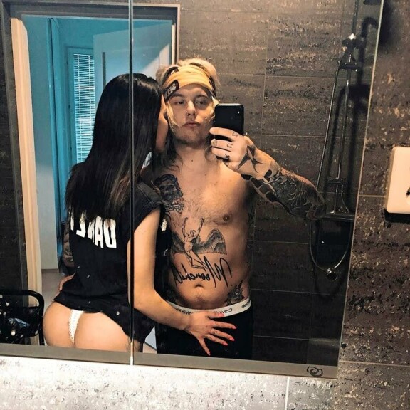 Tämä kuva nostatti kohun. Archie julkaisi pari viikkoa sitten syntisen kylpyhuoneselfien savonlinnalaiskaunottaren kanssa. – Se kuva julkaistiin hetken huumassa, Archie selittää. Tämä kuva nostatti kohun. Archie julkaisi pari viikkoa sitten syntisen kylpyhuoneselfien savonlinnalaiskaunottaren kanssa. – Se kuva julkaistiin hetken huumassa, Archie selittää.