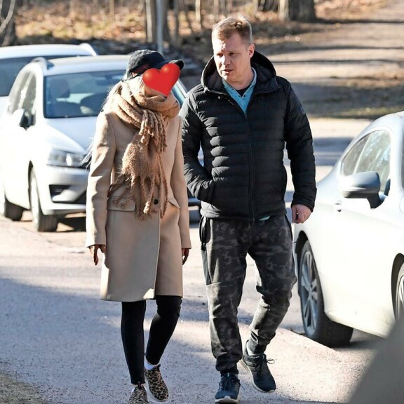 Mika ei halunnut eritellä tarkemmin, kuinka pitkään tapailua on jatkunut. Seiskan tietojen mukaan ainakin parisen kuukautta. Mika ei halunnut eritellä tarkemmin, kuinka pitkään tapailua on jatkunut. Seiskan tietojen mukaan ainakin parisen kuukautta.
