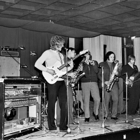 Pepe & Paradise perustettiin 1968. Pepen oma ura alkoi jo 59 vuotta sitten Islanders-yhtyeen kitaristina. Pepe & Paradise perustettiin 1968. Pepen oma ura alkoi jo 59 vuotta sitten Islanders-yhtyeen kitaristina.