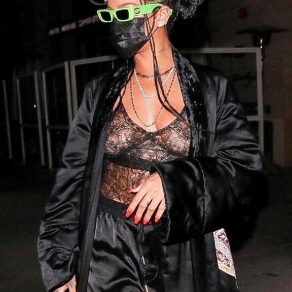 Seksikkäästi ravintolassa: Rihanna paljastaa muotonsa läpinäkyvässä pitsitopissa - tästäkö kesähitti myös Suomeen? Rihanna