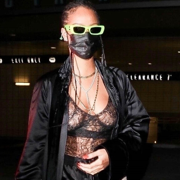 Seksikkäästi ravintolassa: Rihanna paljastaa muotonsa läpinäkyvässä pitsitopissa - tästäkö kesähitti myös Suomeen? Rihanna