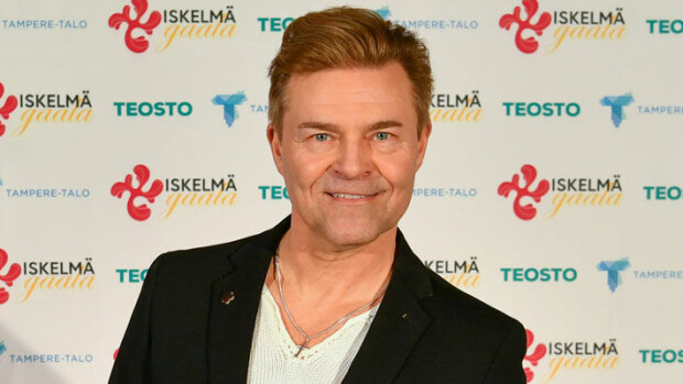 Iskelmälaulaja Ressu Redfordin paitamoka sai raikuvan vastaanoton - katso kuva! ressu redford. Kuva tImo korhonen.