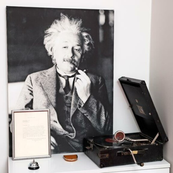 Einsteinin aito kirje ja lähes 90-vuotias grammari ovat Paulan aarteita. Einsteinin aito kirje ja lähes 90-vuotias grammari ovat Paulan aarteita.