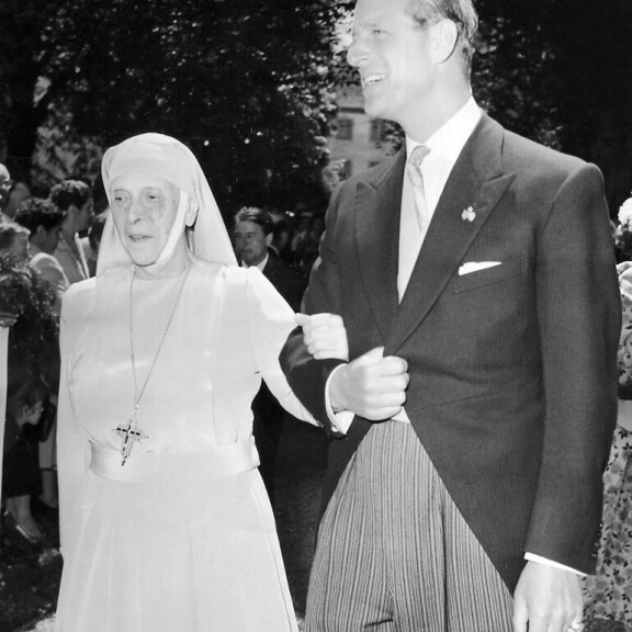 Alice-äiti Philipin käsikynkässä 1950-luvun alussa. Alice eli hermoromahduksesta toivuttuaan loppuelämänsä luostarissa. Alice-äiti Philipin käsikynkässä 1950-luvun alussa. Alice eli hermoromahduksesta toivuttuaan loppuelämänsä luostarissa.