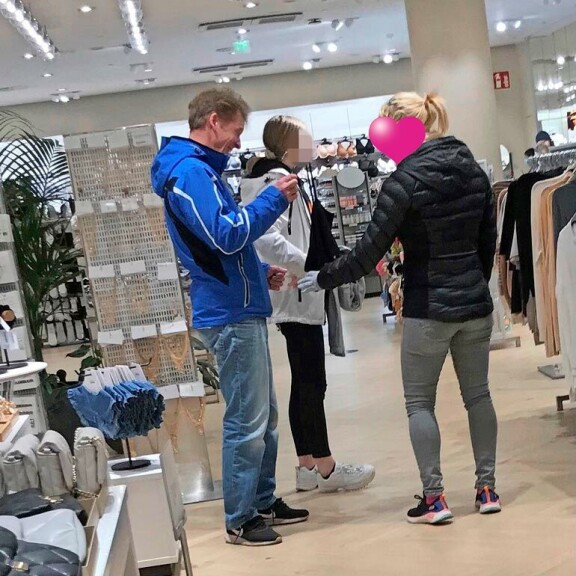 Rakastavaisten seurassa oli myös kaksi teini-ikäistä tyttöä. Rakastavaisten seurassa oli myös kaksi teini-ikäistä tyttöä.