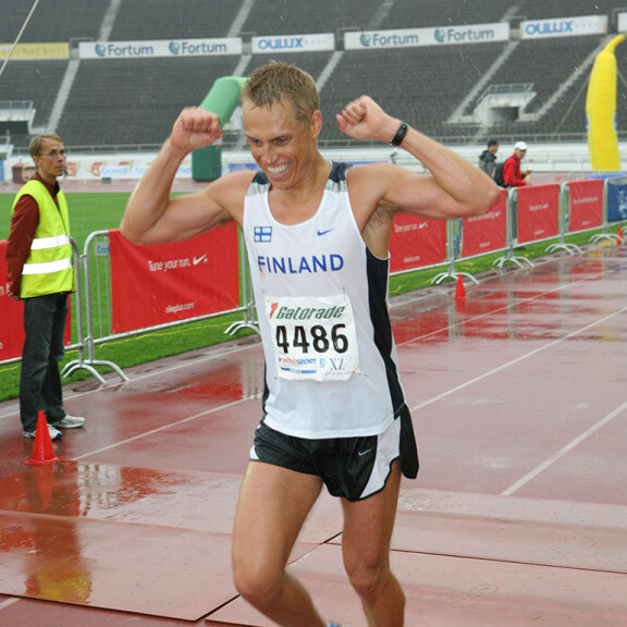 Urheilullinen ex-ministeri Helsinki City Marathonin maaliviivalla vuonna 2017. Kuva: Ari Lahti. Alexander Stubb