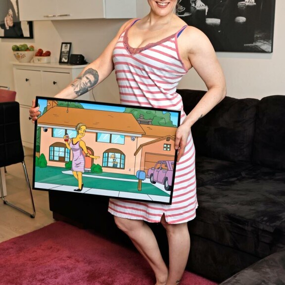 Simpsoneiden tyyliin tehdyssä taulussa Paulalla on yllään Big Brother -talossakin käyttämänsä yöpaita. Simpsoneiden tyyliin tehdyssä taulussa Paulalla on yllään Big Brother -talossakin käyttämänsä yöpaita.