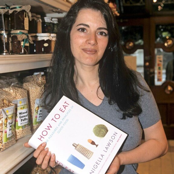 Katkeran eron ja oikeuskohun nöyryyttämä keittiön povijumalatar Nigella Lawson sai uuden alun: Camparia ja suklaata päivittäin Nigella 1998