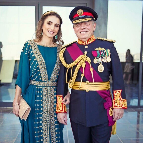 Kuningas Abdullah on hallinnut Jordaniaa 22 vuotta. Hän on naimisissa kuningatar Ranian kanssa, ja heillä on neljä lasta, joista vanhin, prinssi Hussein on kruununprinssi. Kuningas Abdullah on hallinnut Jordaniaa 22 vuotta. Hän on naimisissa kuningatar Ranian kanssa, ja heillä on neljä lasta, joista vanhin, prinssi Hussein on kruununprinssi.