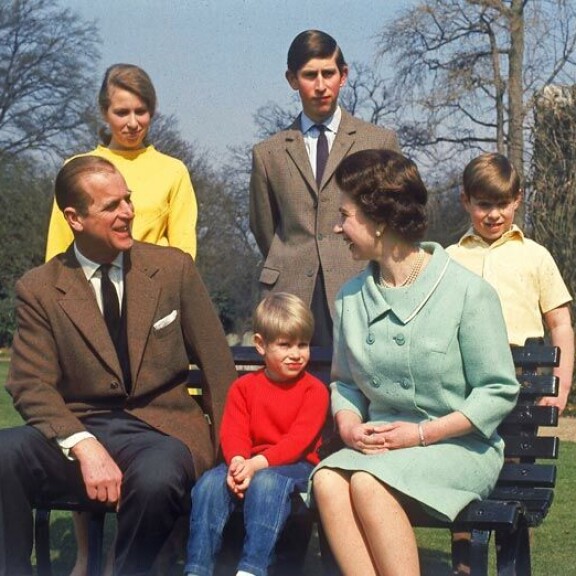 Kuninkaallinen perhe keväällä 1968. Isänsä ja äitinsä takana keskellä seisoo hovin seuraava kruununperijä Charles. Kuninkaallinen perhe keväällä 1968. Isänsä ja äitinsä takana keskellä seisoo hovin seuraava kruununperijä Charles.