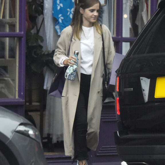 Paparazzit ikuistivat Emman shoppailureissullaan Lontoossa vuonna 2020. Emma watson