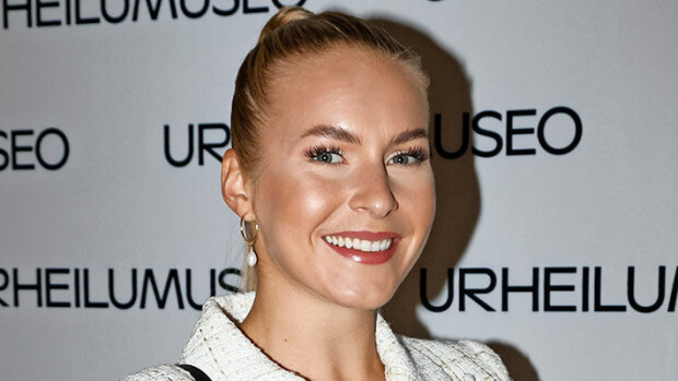 Onko tässä Suomen seksikkäin urheilutoimittaja? Alina Voronkova poseeraa sensuellina ikkunaa vasten: 'Minusta tuntuu, etteivät naapurit ole yhtään pahoillaan' Alina Voronkova