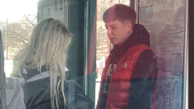 Riitelyä ratikkapysäkillä?! Nuori superpari Sonja Aiello ja William bongattiin viileissä tunnelmissa Helsingissä: paljonpuhuvat paparazzikuvat julki! Sonja Aiello William Ville Virtanen