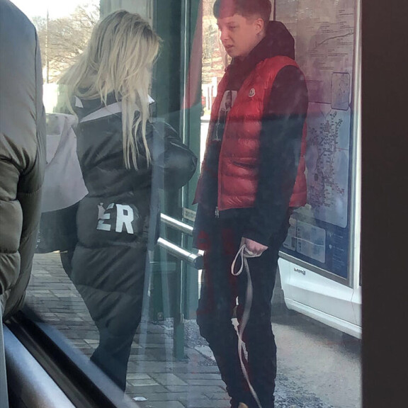 Riitelyä ratikkapysäkillä?! Nuori superpari Sonja Aiello ja William bongattiin viileissä tunnelmissa Helsingissä: paljonpuhuvat paparazzikuvat julki! Sonja Aiello William