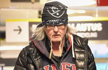 Suomalaisrokkarille iski hurja maanantaijano: hamstrasi maskitta kaljaa kaupassa – paparazzikuvat!