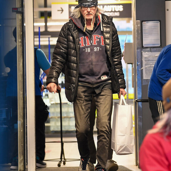 Suomalaisrokkarille iski hurja maanantaijano: hamstrasi maskitta kaljaa kaupassa – paparazzikuvat! Kari Peitsamo
