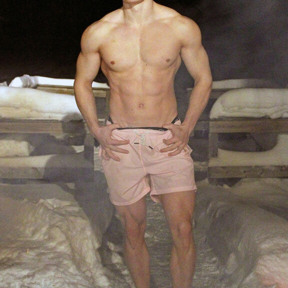Yllätyssinkku loksauttaa leuat Ex on the Beach Suomessa – päätyy heti sänkyyn: ”Ihanaa, että tulit tänne!” EOTB-Jaakko