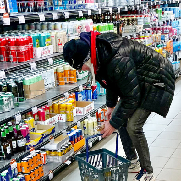 Suomalaisrokkarille iski hurja maanantaijano: hamstrasi maskitta kaljaa kaupassa – paparazzikuvat! Kari Peitsamo
