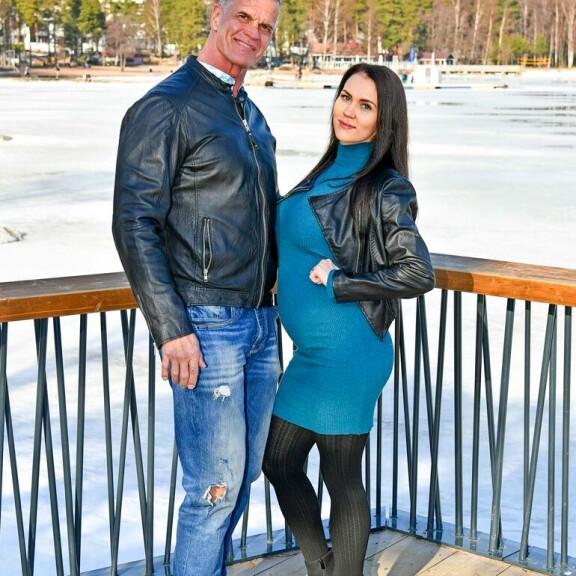 Mika Ounaskari, 57, ja Titta, 26, odottavat parhaillaan ensimmäistä yhteistä lastaan. – Tyttövauvamme pitäisi syntyä kesäkuussa, fitnesspariskunta iloitsee. Mika Ounaskari, 57, ja Titta, 26, odottavat parhaillaan ensimmäistä yhteistä lastaan. – Tyttövauvamme pitäisi syntyä kesäkuussa, fitnesspariskunta iloitsee.