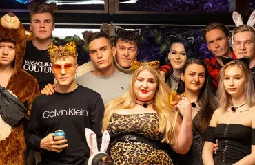 Mitä peiton alla tapahtuu? Varattu TIS-Anna ja kaksi sinkkumiestä eksyvät samaan sänkyyn: "Seksin ylipapitar" - paljonkertova kuva!