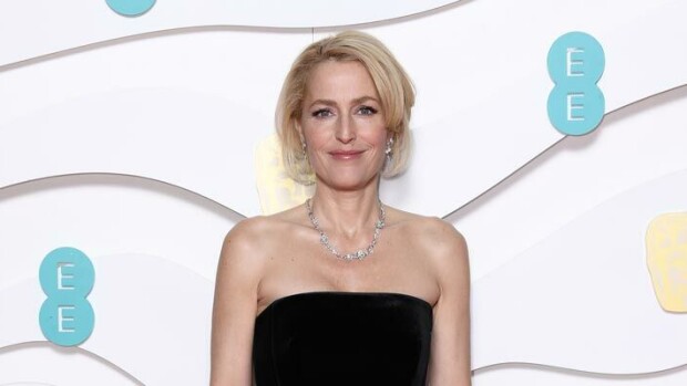Gillian Andersonin erosta hurja kolmiodraama – prinsessa Dianan ystävä jäi rannalle Gillian Anderson