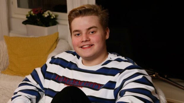 Tietokoneella kylpytakissa! Näin Matias Mikkonen keventää etäkoulun oppitunteja – ”Tiedän, ettei niin saisi tehdä” Matias Mikkonen