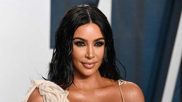 Seksiwau! Tähän verkkoon tarttui kaikkien aikojen bikinivonkale - Kim Kardashian näyttää kuumankosteat kurvinsa koko komeudessaan! Kim Kardashian