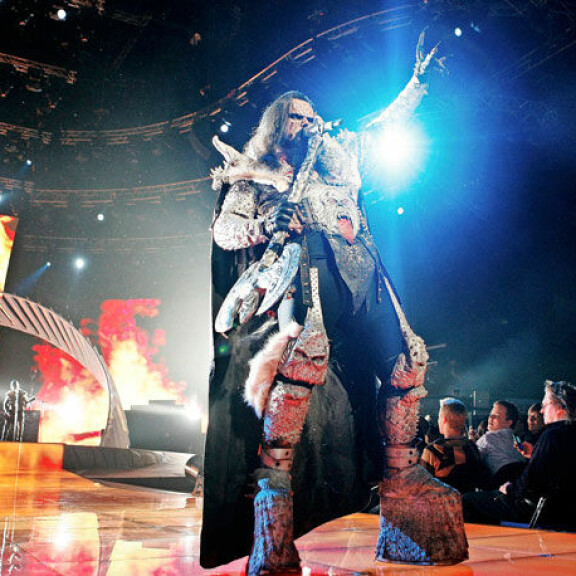Lordi lauloi Suomen ensimmäiseen euroviisuvoittoon Ateenassa. Kuva Yle. Tänä iltana Suomi voittaa Euroviisut. Historian ensimmäinen euroviisuvoitto tuli Suomeen Ateenassa, jolloin Lordin Hard Rock Hallelujah valloitti eurooppalaisten sydämet. Torilla tavataan! (U) ---Jyrki Valkama/YLE