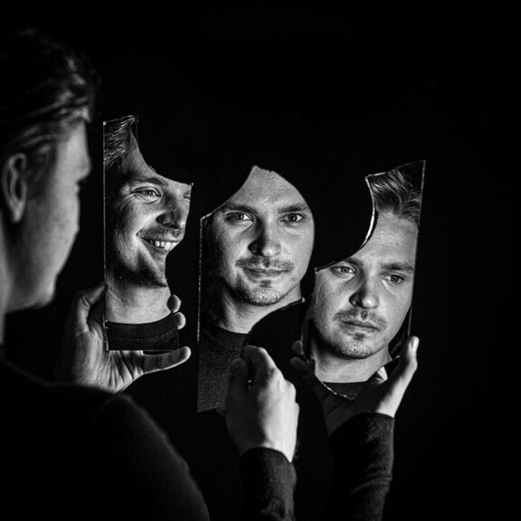 Roope Salminen avoimena alkoholismistaan: 'Juominen oli ihanaa, mä rakastin sitä' - eräs tapahtuma sai korkin kiinni pysyvästi Roope Salminen