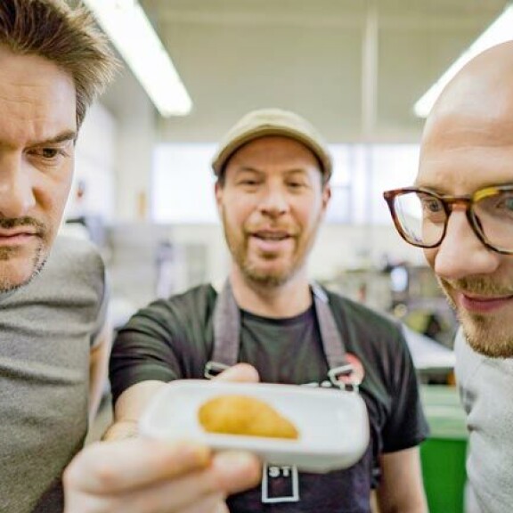 Henkka ja Lauri maistavat kananugettia, joka on tehty kotkottajaa tappamatta. – Tätä on saanut maistaa harvempi ihminen kuin heitä on ollut avaruudessa, Henkka kertoo. Henkka ja Lauri maistavat kananugettia, joka on tehty kotkottajaa tappamatta. – Tätä on saanut maistaa harvempi ihminen kuin heitä on ollut avaruudessa, Henkka kertoo.