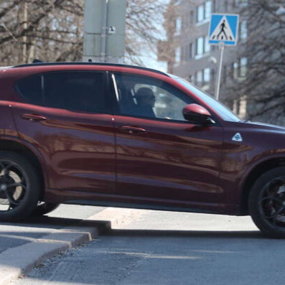 Muistatko? Minttu Räikkösen muodonmuutos hupparibilettäjästä ja Seiskan Tähtitytöstä F1-varikon tyylitaituriksi - huikeat kuvat vuosien varrelta! Minttu ja auto