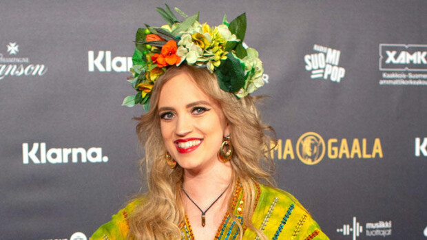 Wau, mikä kesänainen! Muusikko Elli Haloo lähettää tsemppiviestinsä näyttävässä asussa - vuosi sitten seikkaili vielä maailmalla hostellissa: Kuvat Elli haloo Emm-gaala. Kuva Pasi Murto.
