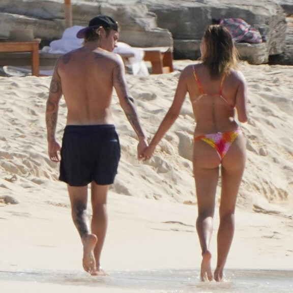 Justin Bieber vei Hailey-vaimonsa romanttiselle salalomalle: Hempeilivät käsi kädessä rannalla - Katso kuumat kuvat Justin Hailey Bieber