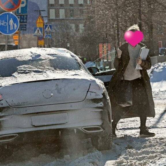 Maalikussa Samin rakas sai mieheltä aamulla kyydin tämän luota töihin. Pari ei kuitenkaan asu vielä virallisesti yhdessä. Samin rakas sai mieheltä aamulla kyydin tämän luota töihin. Pari ei kuitenkaan asu vielä virallisesti yhdessä.