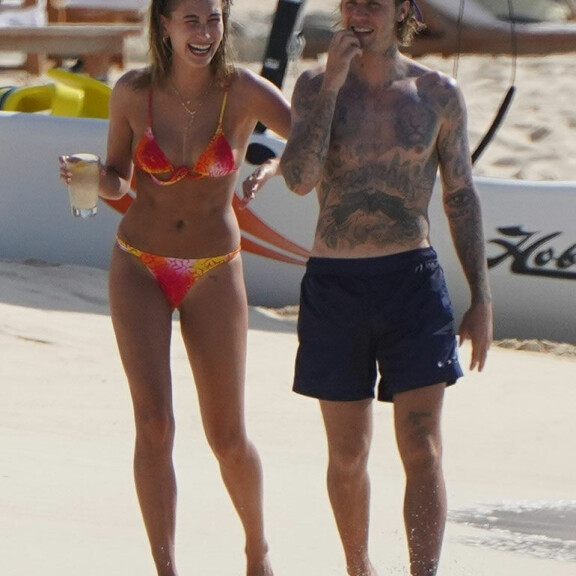 Justin Bieber vei Hailey-vaimonsa romanttiselle salalomalle: Hempeilivät käsi kädessä rannalla - Katso kuumat kuvat Justin Hailey Bieber