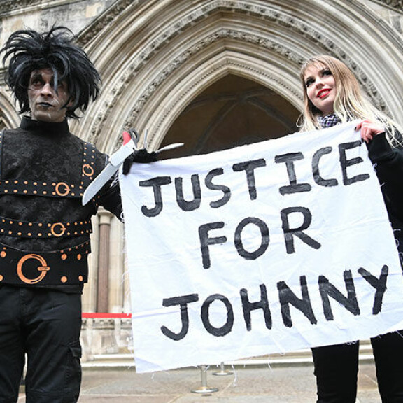 Mielenosoittajia viime viikolla Lontoon oikeustalon edustalla. Johnny Depp