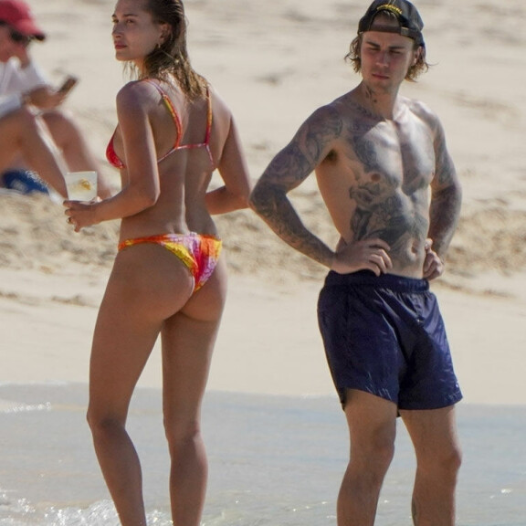 Justin Bieber vei Hailey-vaimonsa romanttiselle salalomalle: Hempeilivät käsi kädessä rannalla - Katso kuumat kuvat Justin Hailey Bieber