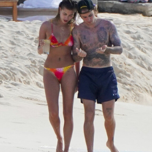 Justin Bieber vei Hailey-vaimonsa romanttiselle salalomalle: Hempeilivät käsi kädessä rannalla - Katso kuumat kuvat Justin Hailey Bieber