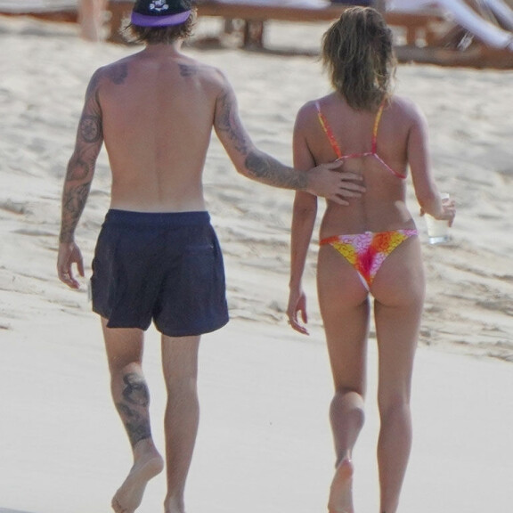 Justin Bieber vei Hailey-vaimonsa romanttiselle salalomalle: Hempeilivät käsi kädessä rannalla - Katso kuumat kuvat Justin Hailey Bieber