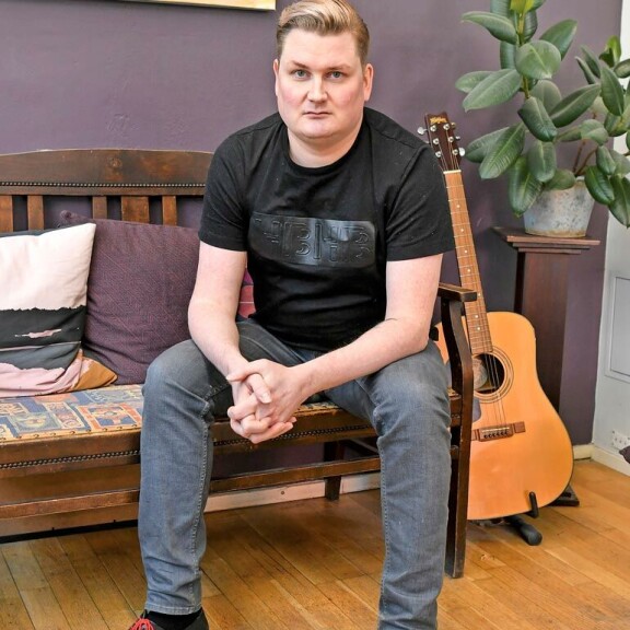 41-vuotias Mikko Rautiainen on ehtinyt kokea vaikka mitä. – Olen elämänkokemusten pankki, Mikko sanoo. 41-vuotias Mikko Rautiainen on ehtinyt kokea vaikka mitä. – Olen elämänkokemusten pankki, Mikko sanoo.