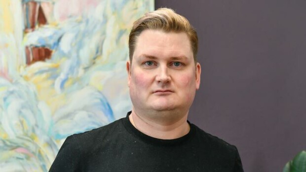 Drag-tähtenä Lontoossa! Tämän näköisenä Talent-ohjelman kohuttu nenähuilisti Mikko Rautiainen esiintyi – kuva! Mikko Rautiainen